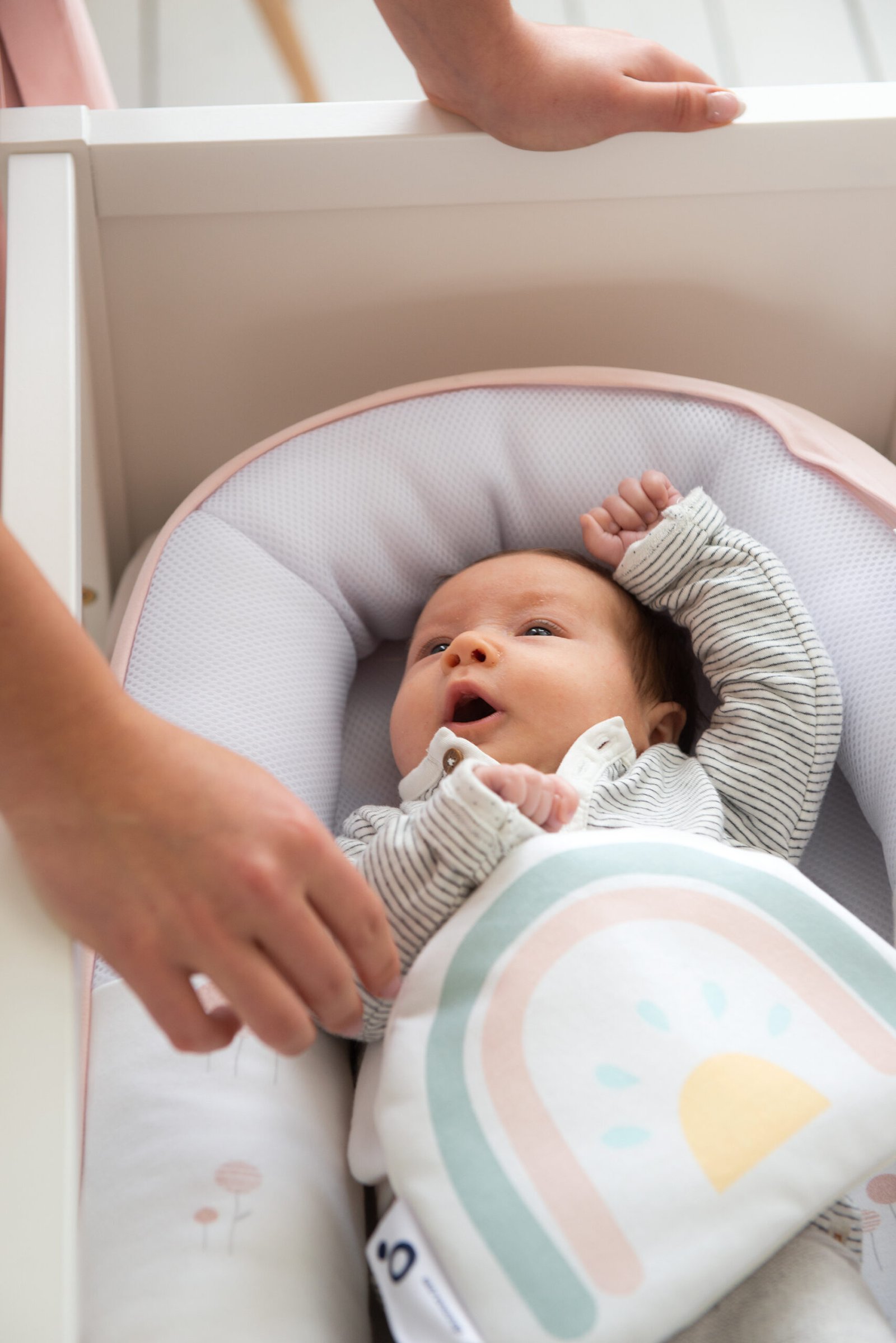 doomoo_lifestyle_cocoon_baby_lollypop pink_snoogy_rainbow_KEP7360_rgb