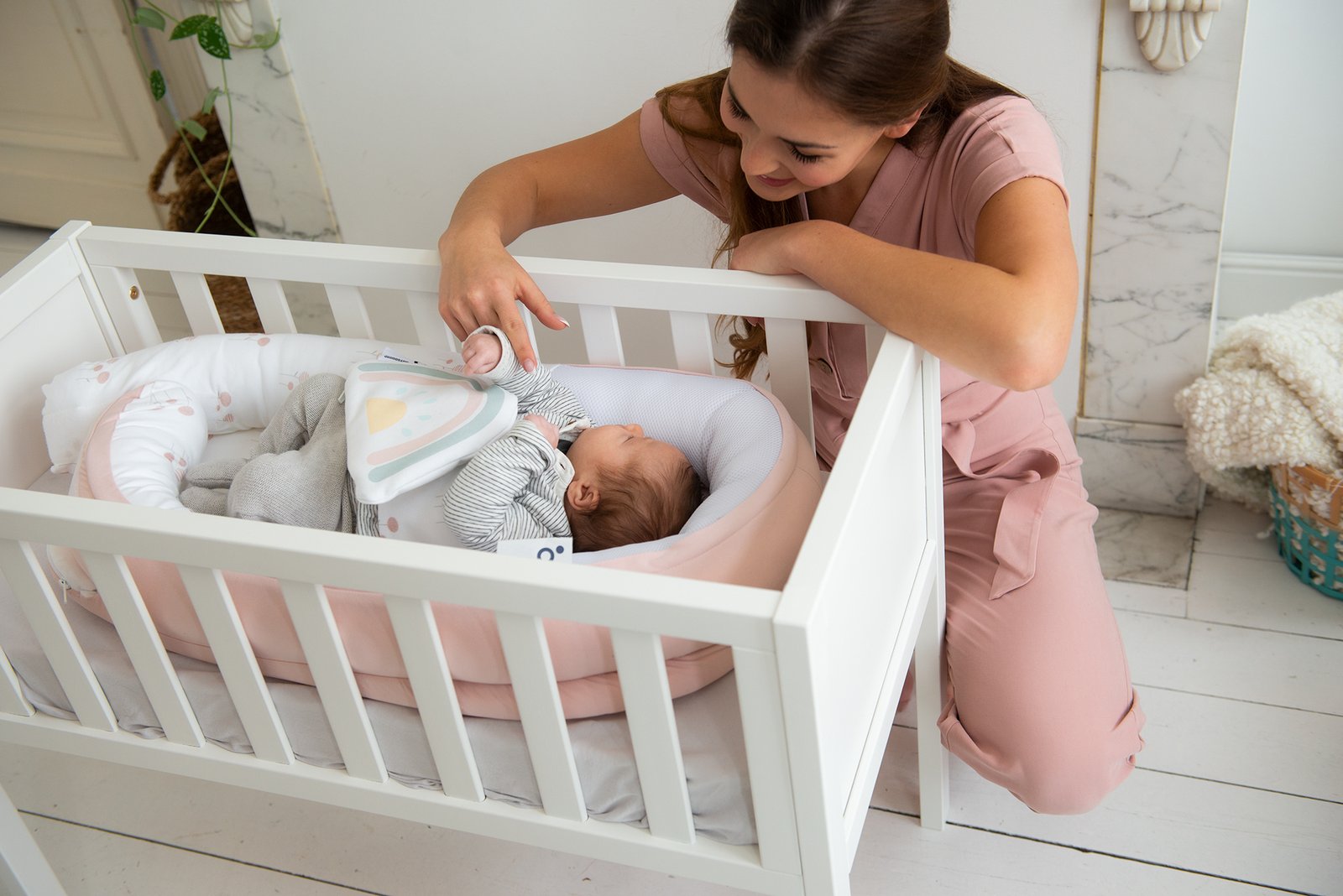 doomoo_lifestyle_cocoon_baby_lollypop pink_snoogy_rainbow_KEP7378_rgb