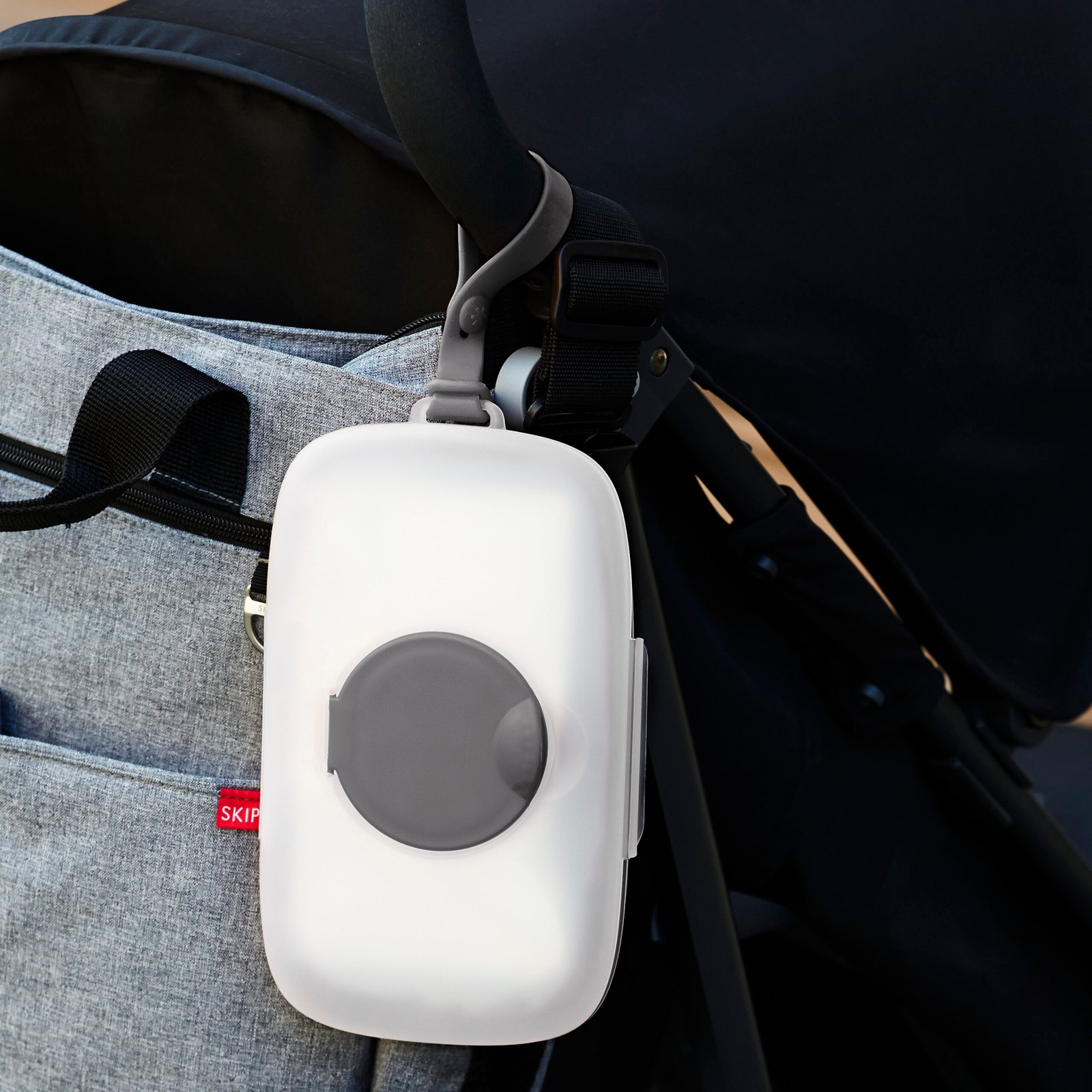 02_Grab&Go_WipesCase_Gray_L(H)