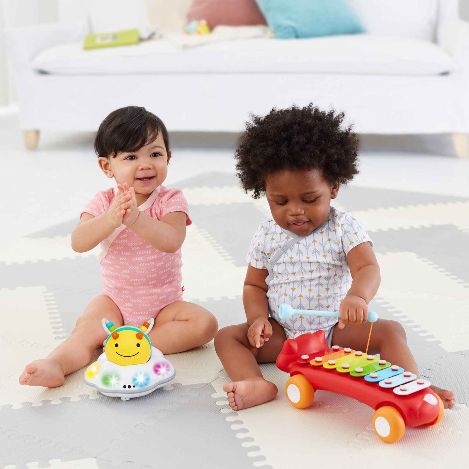 14_E&M_FollowBeeCrawlToy_L(2700)